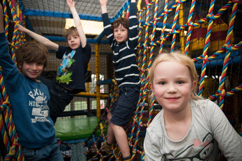 kids_playing_rope_ladder_smile_horizontal